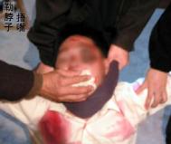 酷刑演示：勒脖子捂嘴