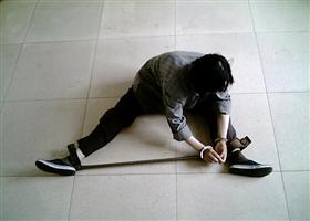 中共酷刑演示：戴铁支棍