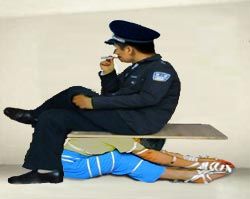 中共酷刑示意图：木板压头