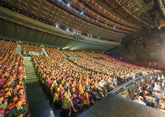 “神韵给世界带来光明”2025演季800场演出圆满落幕