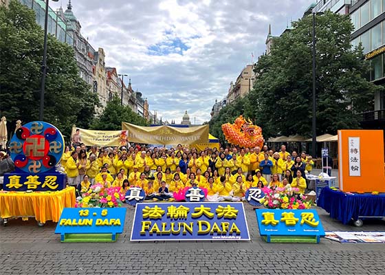 捷克学员在布拉格庆祝世界法轮大法日