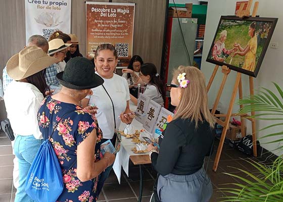 哥伦比亚麦德林花卉节 遇见法轮功