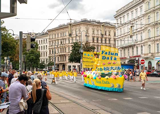 法轮功学员维也纳游行民众获悉真正的价值观