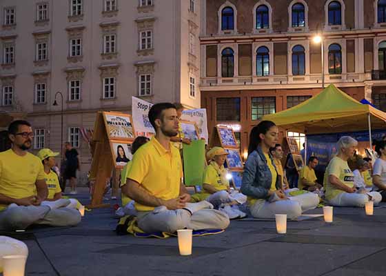 维也纳民众支持法轮功反迫害